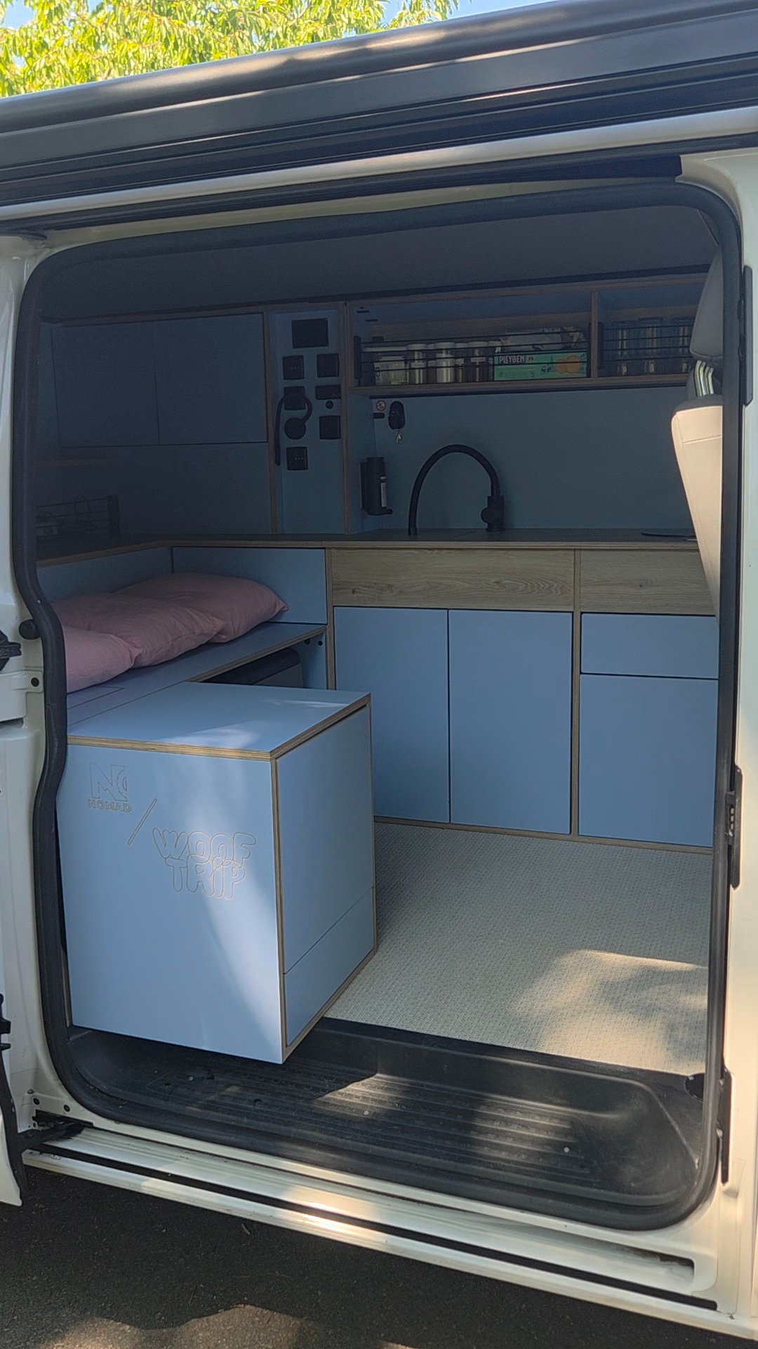 Intérieur du van WoofTrip