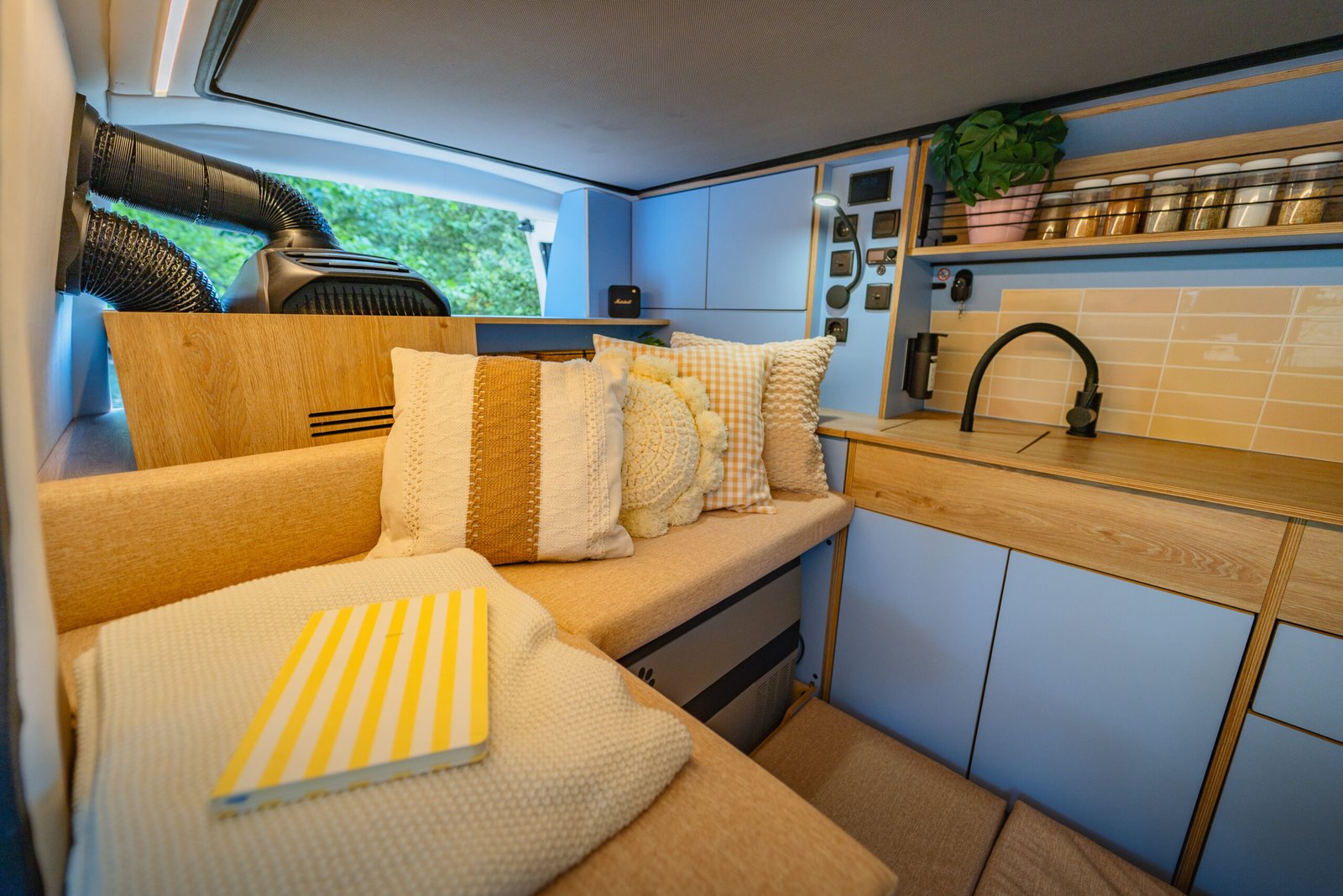 L'espace de vie du van WoofTrip