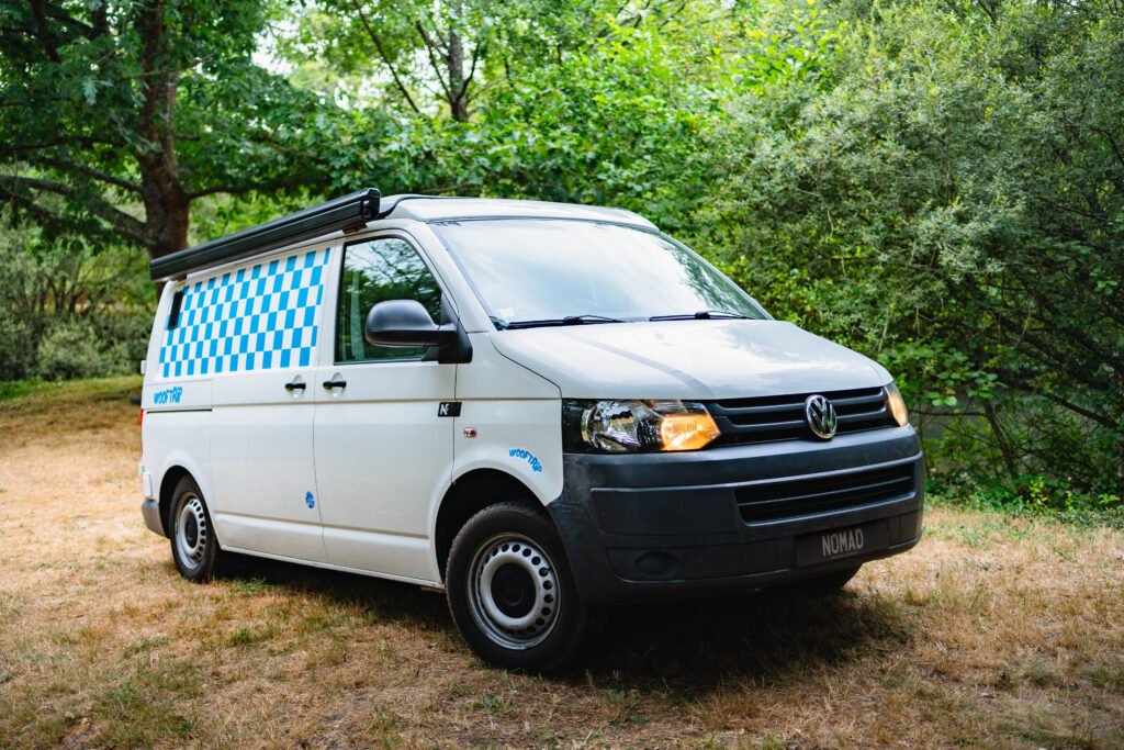 Van aménagé WoofTrip garé en pleine nature, pour dormir en van avec son chien en Bretagne