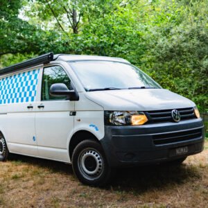 Van aménagé WoofTrip garé en pleine nature, pour dormir en van avec son chien en Bretagne