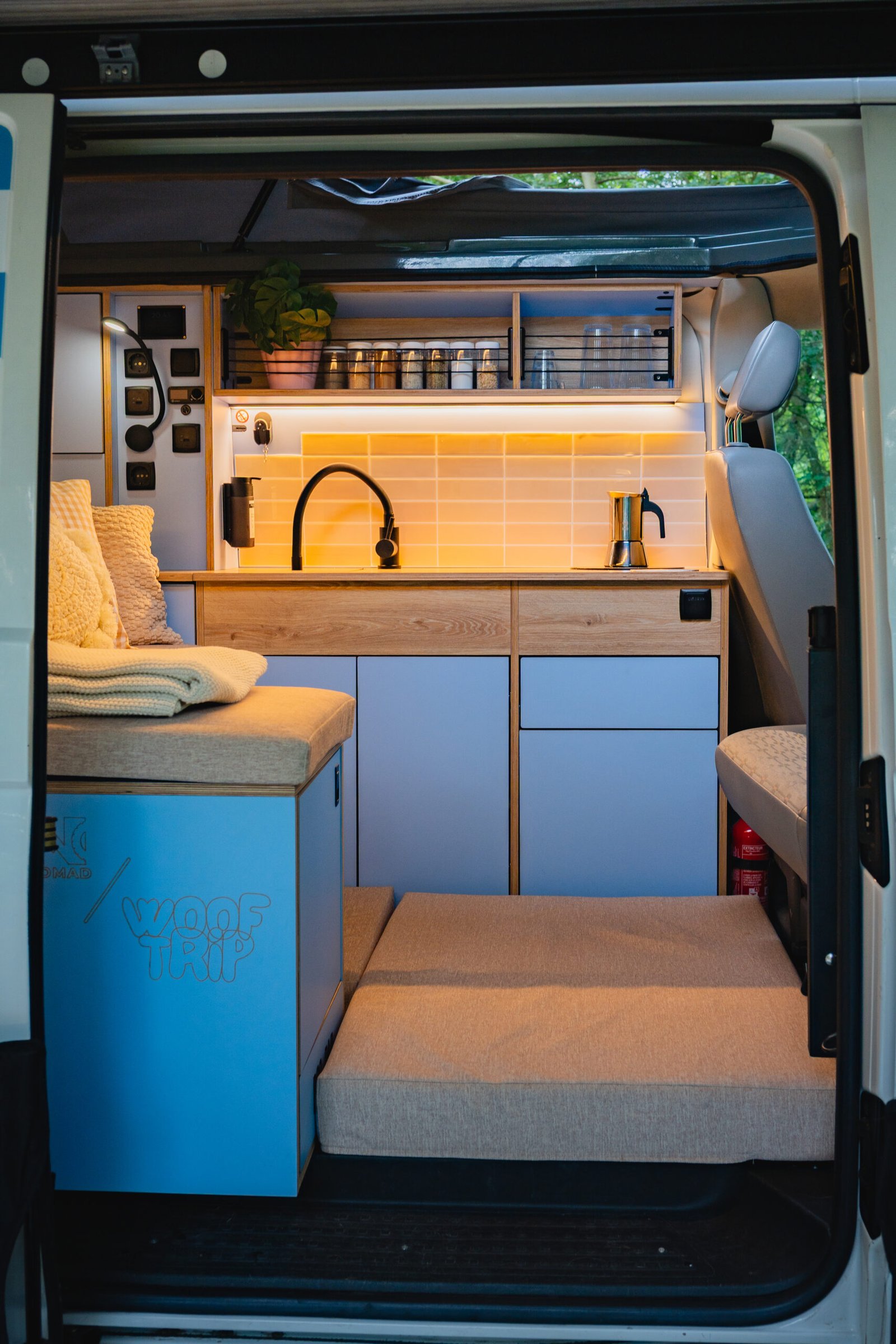 L'intérieur du van WoofTrip, prêt à partir