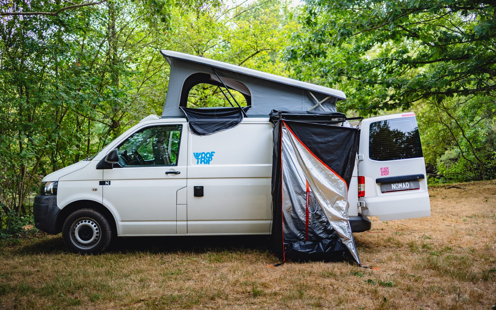 Toit relevé et cabine de douche extérieure du van WoofTrip