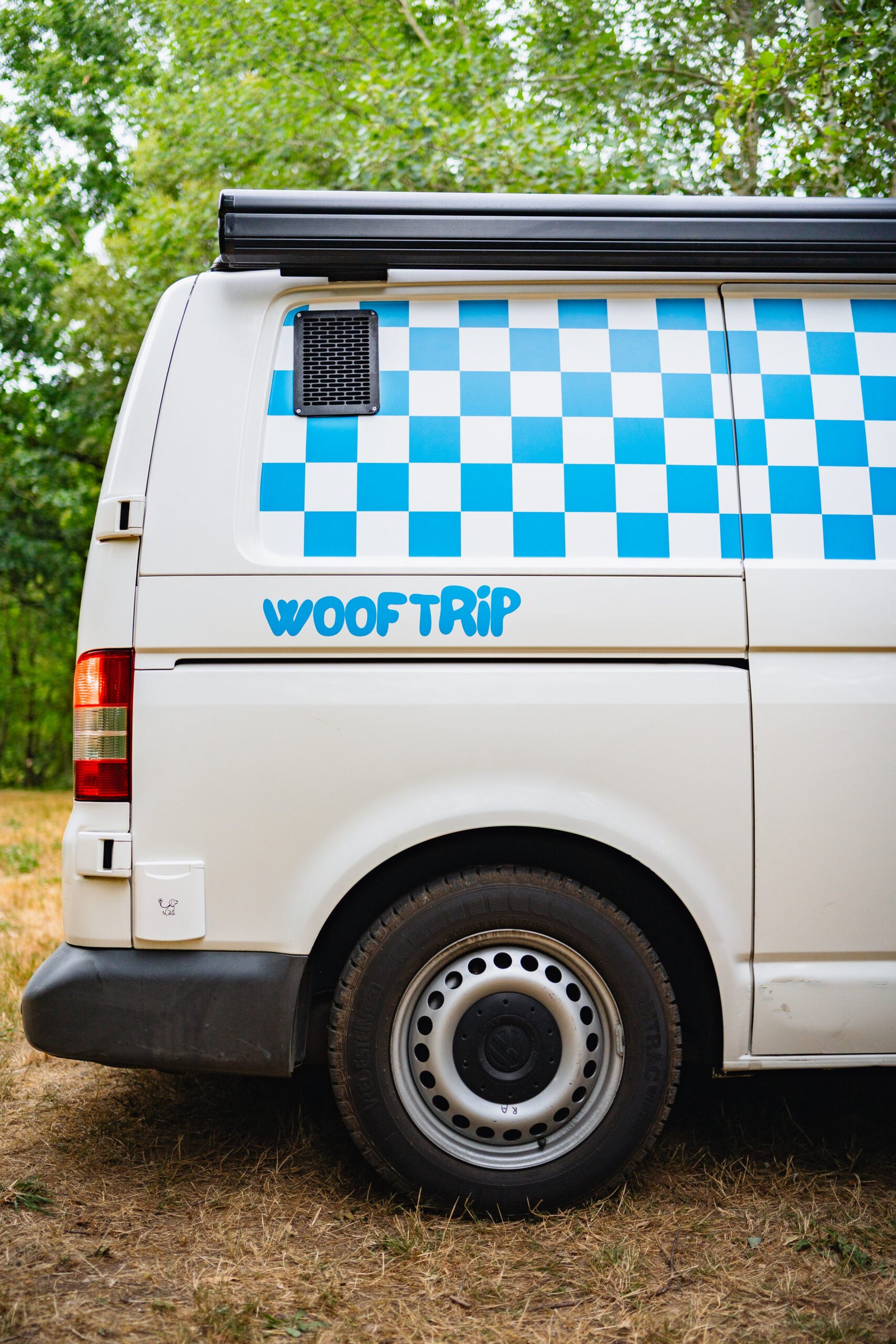 Le van WoofTrip ; vue sur le damier